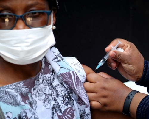 基於新型變種病毒的出現，不少非洲國家都加強接種及檢測。REUTERS圖片