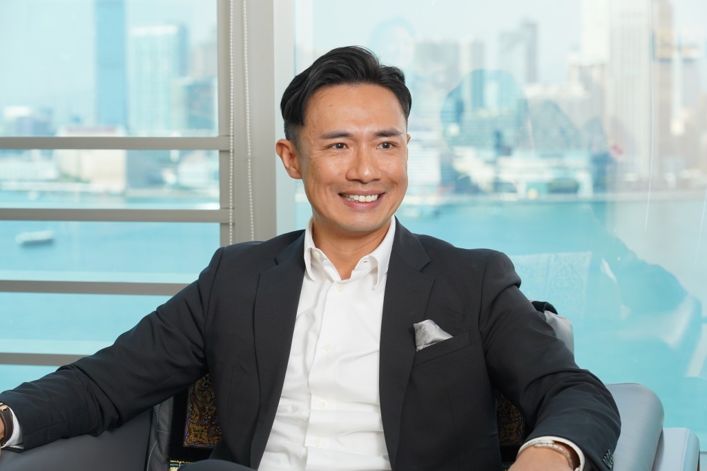 集團董事會主席黃啟豪直言，從重資產轉向輕資產，亦是作為上市公司「必須對股東負責」的決定。