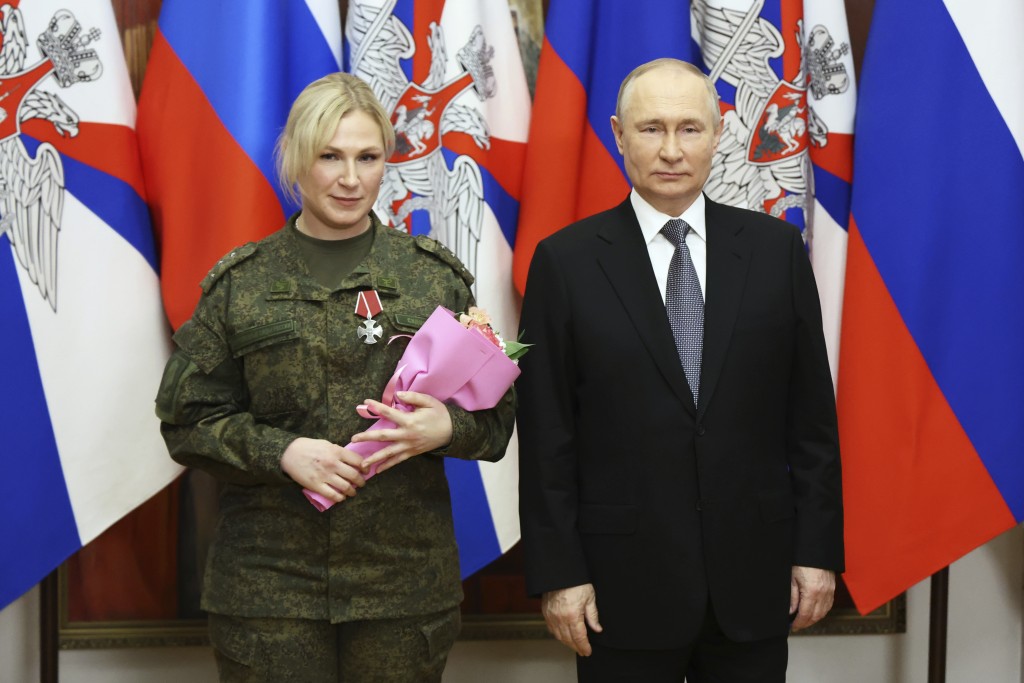 普京向参与俄乌战事的指挥官等军人授勋。美联社