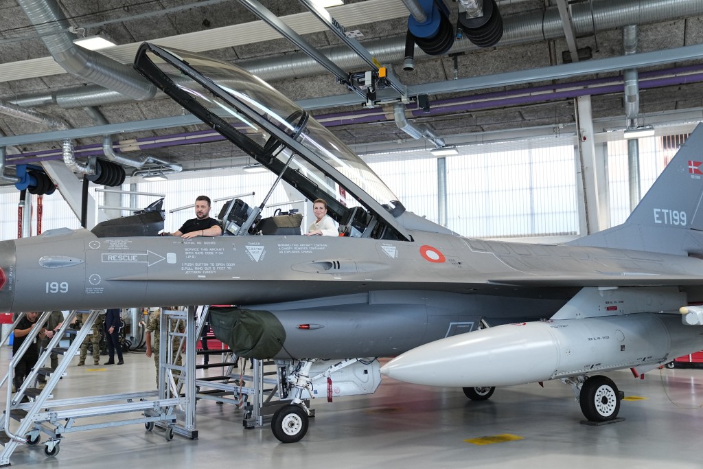 澤連斯基曾登上一架西方的F-16戰機參觀。