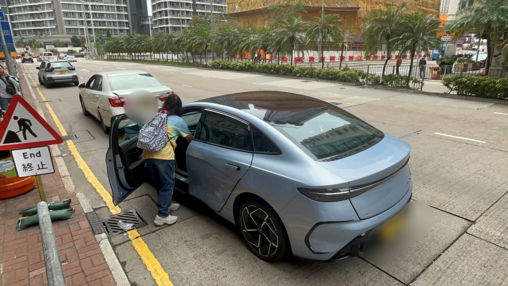 采访车遭比亚迪撞尾。 采访车遭比亚迪撞尾。