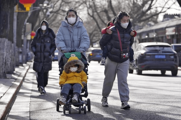 內地去年出生人口956萬，二孩佔比近4成、三孩及以上佔比創新高。 路透社