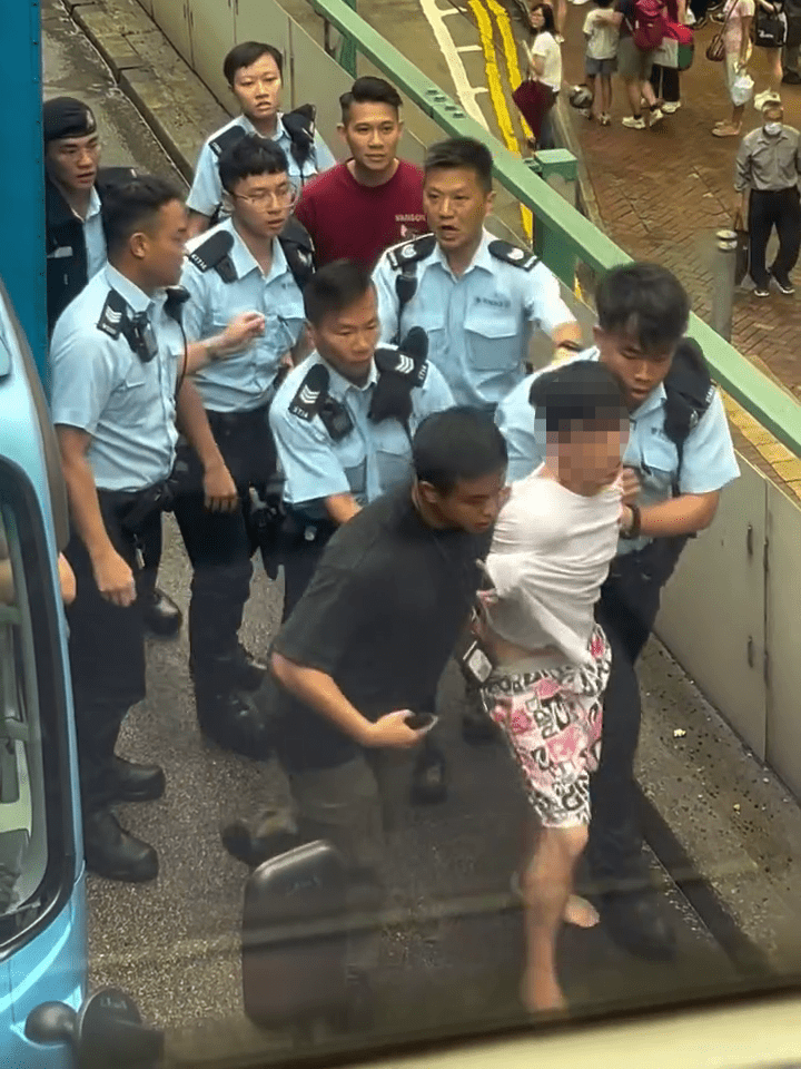同袍趕至增援將疑犯帶走。FB：車Cam L（香港群組）
