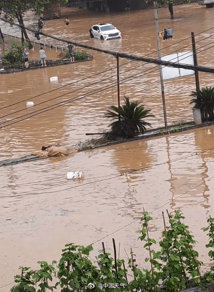 重慶永川局地遭遇特大暴雨,出現嚴重水浸。北京日報 重慶永川局地遭遇特大暴雨,出現嚴重水浸。北京日報