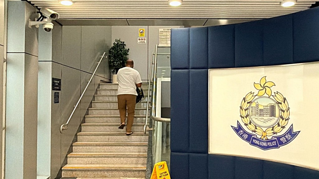 曾先生到長沙灣警署轉擔保。梁國峰攝 曾先生到長沙灣警署轉擔保。梁國峰攝