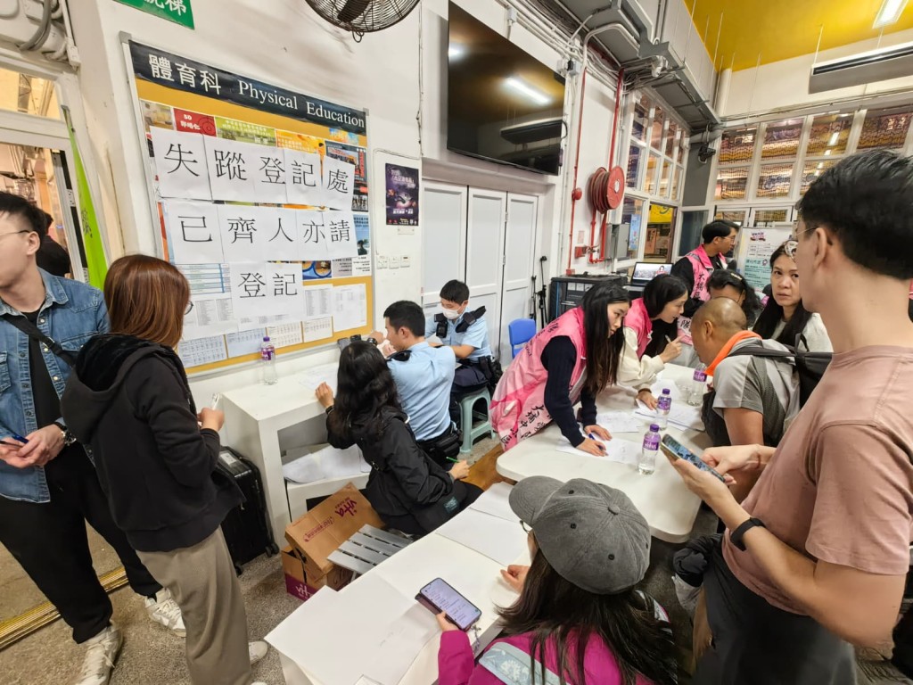 現場設兩條登記隊伍，一條用於登記進前往中學的市民，另一條則用於居民登記失蹤、失聯的家屬。