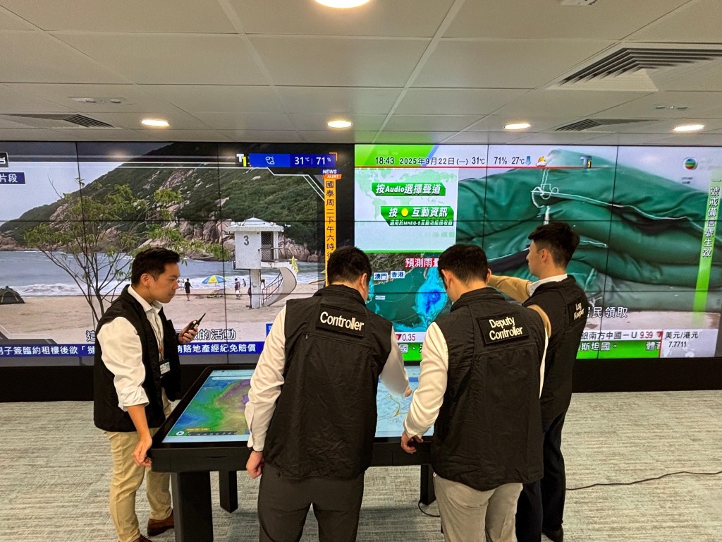 前線警務人員今日與政府各部門走訪低窪地區及村落,進行防風宣傳,協助有需要人士做好防風措施。香港警察fb圖片 前線警務人員今日與政府各部門走訪低窪地區及村落,進行防風宣傳,協助有需要人士做好防風措施。香港警察fb圖片