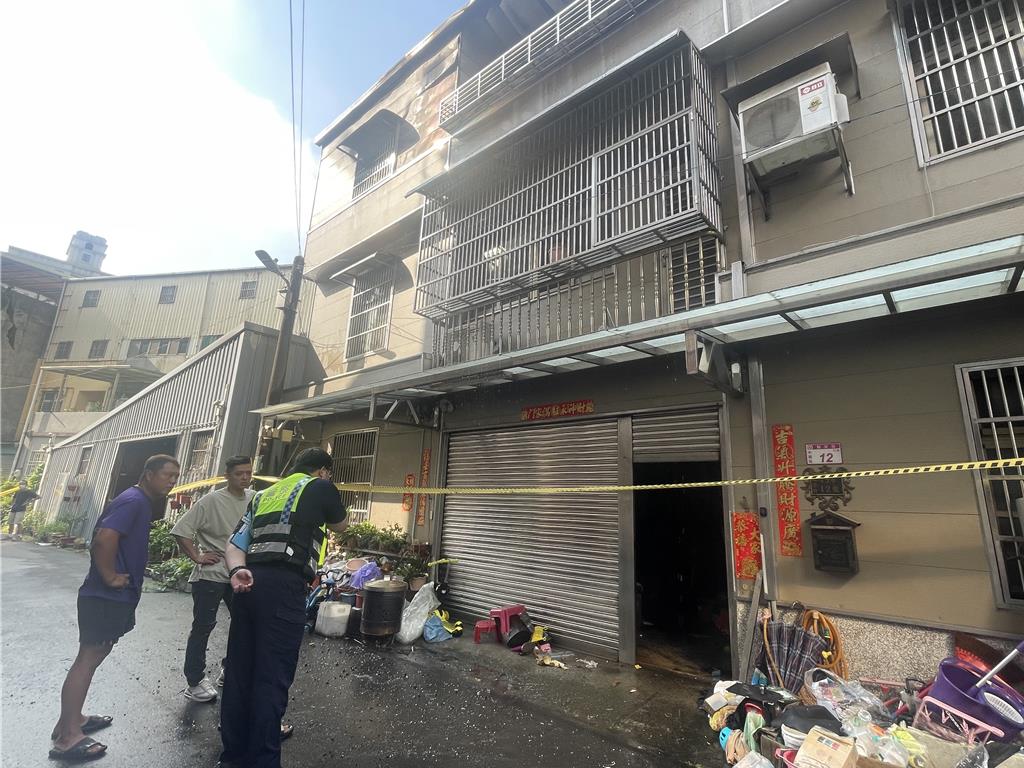 台桃园中坜清晨有住宅起火，火势猛烈，导致1名成人和4小童死亡。中时