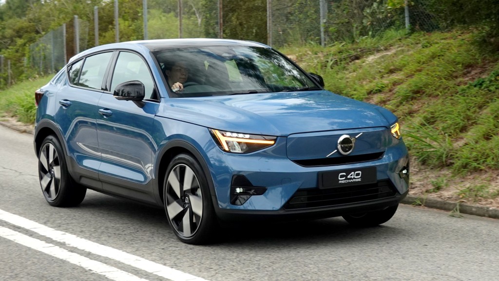 ●C40 Recharge配有前後馬達四驅，馬力高達408ps，滿載高性能跑車衝勁動感。