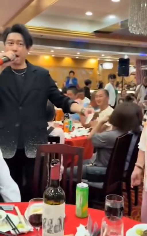 禢振華手持500元繼續唱歌。 禢振華手持500元繼續唱歌。