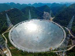 中国「天眼」--全球最大的天文射电望远镜。
