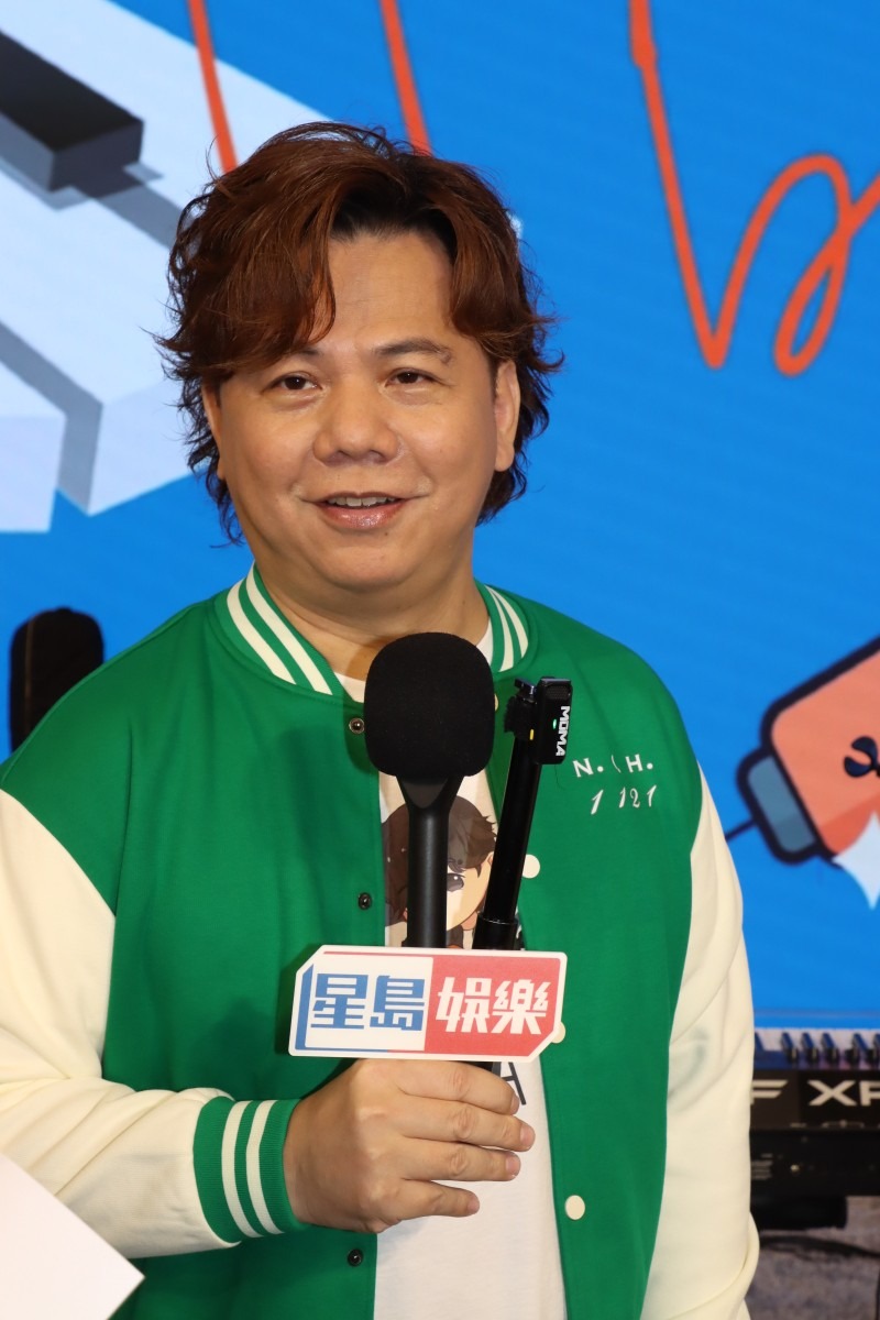日前有網民留言指今次這個生日會掠水,更指有「700條水魚」,搞到伍仲衡嬲爆,與該網民開拖,伍仲衡受訪時指這位網民經常到處鬧《中年好聲音》的人。 日前有網民留言指今次這個生日會掠水,更指有「700條水魚」,搞到伍仲衡嬲爆,與該網民開拖,伍仲衡受訪時指這位網民經常到處鬧《中年好聲音》的人。