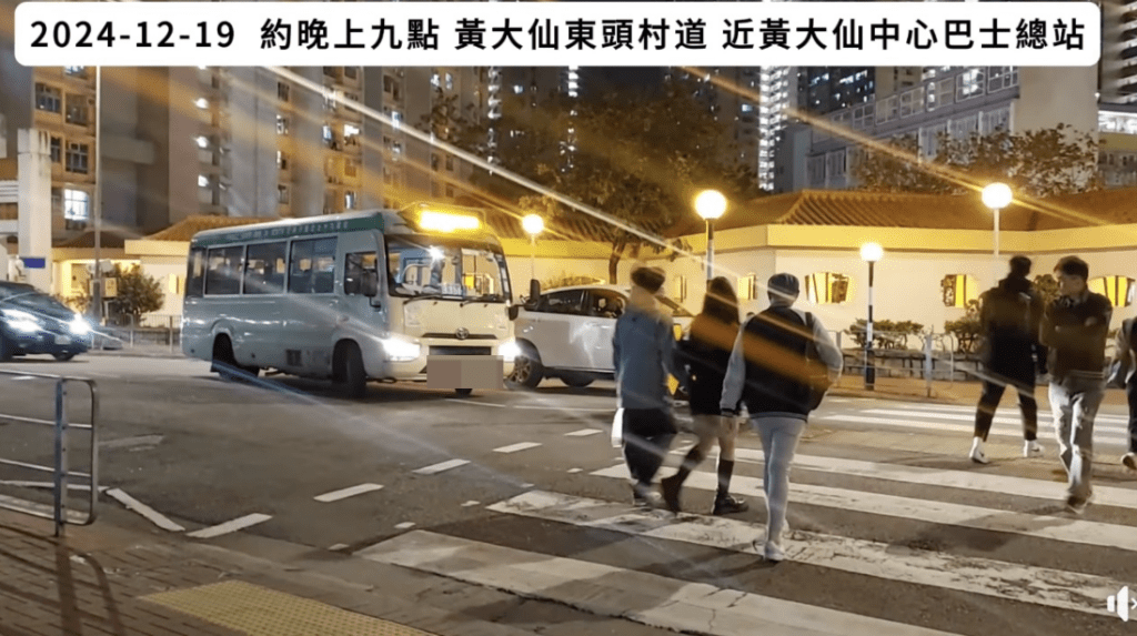 畫面所見，涉事斑馬線位於龍趣園對開，懷疑違例駕駛小巴的車頭玻璃放置一個「33M」路線牌。