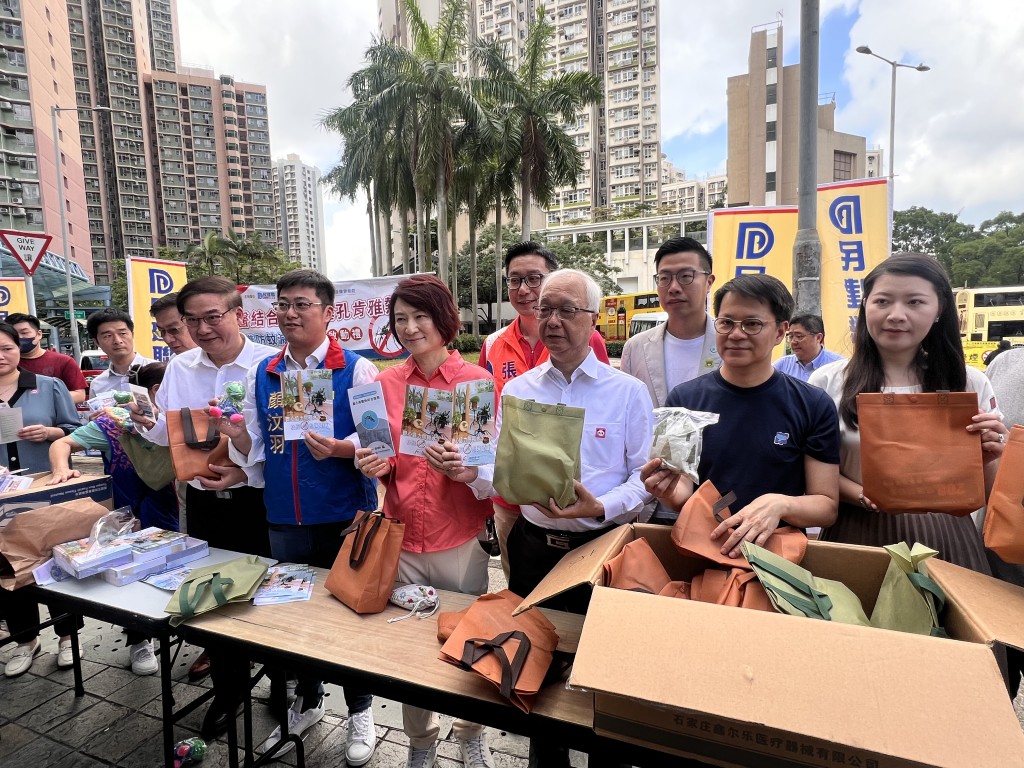 民建聯及香港註冊中醫學會將於未來兩星期在全港開設逾400個街站,向市民派發驅蚊貼等物資。 民建聯及香港註冊中醫學會將於未來兩星期在全港開設逾400個街站,向市民派發驅蚊貼等物資。