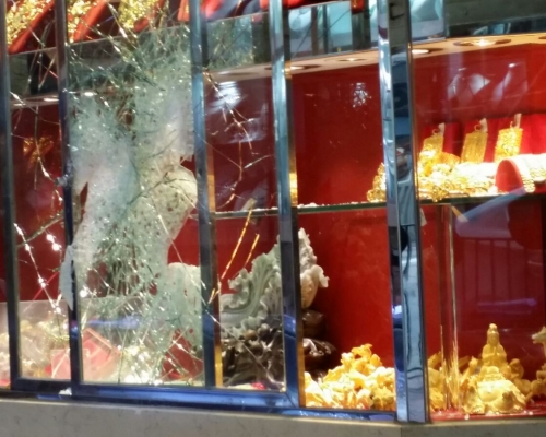 賊人以硬物扑爆玻璃後大肆搜掠。