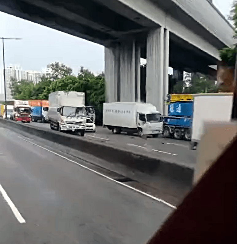 天水圍天影路發生四車串燒事故。fb：馬路的事討論區