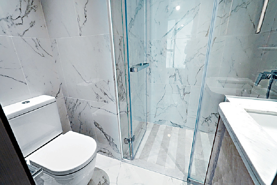 ■浴室設淋浴間，配以KOHLER及Hansgrohe衞浴設備。