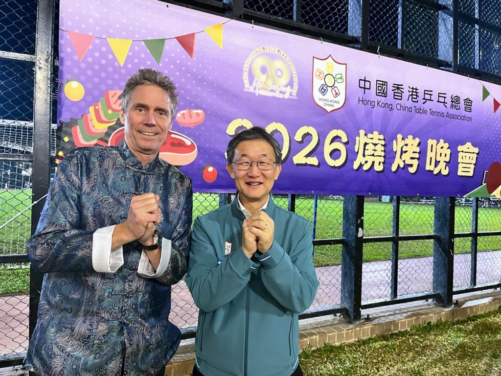 乒總主席余國樑(右)及瑞典名將皮爾遜(左)齊齊做出恭賀新年的手勢。徐嘉華攝 乒總主席余國樑(右)及瑞典名將皮爾遜(左)齊齊做出恭賀新年的手勢。徐嘉華攝