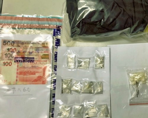 警方於天水圍一間酒店截查一名可疑男子,檢獲2.4萬元霹靂可卡因。警方圖片