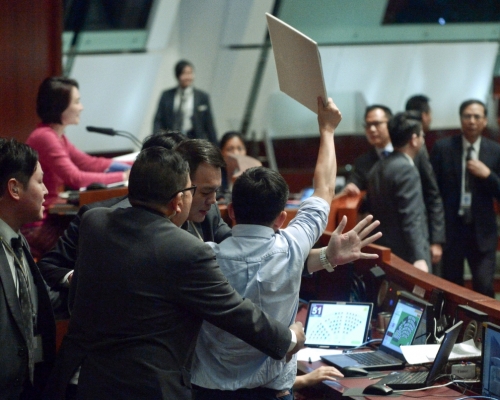 香港的政治攬炒愈演愈烈,在議會內是拉布,在街頭上是暴力(資料圖片)