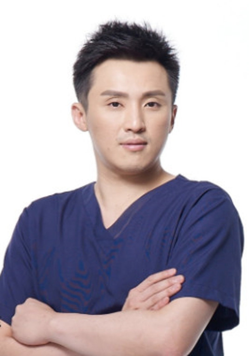 顏正安有「隆鼻達人」的稱號，曾鑑定Angelababy公開的照片。（網圖）