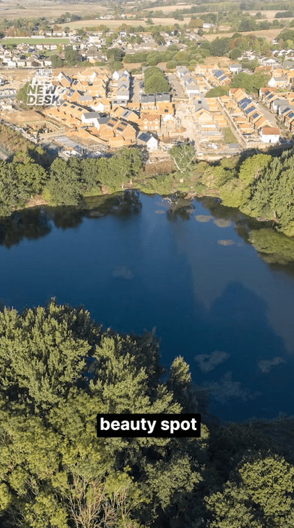 警方周三（16日）证实，潜水员在村内迪科伊池塘（Decoy Pond）发现一具儿童遗体。《每日邮报》影片截图