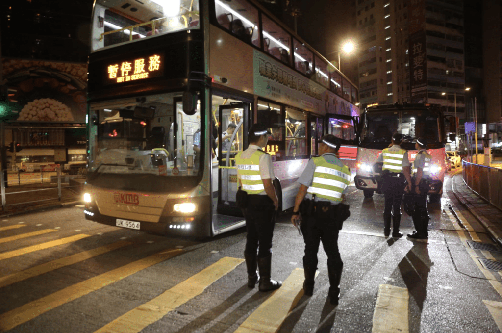 一輛警察戰術巴士和一輛巴士沿彌敦道往深水埗方向行駛，當左轉入荔枝角道時發生碰撞。黎志偉攝