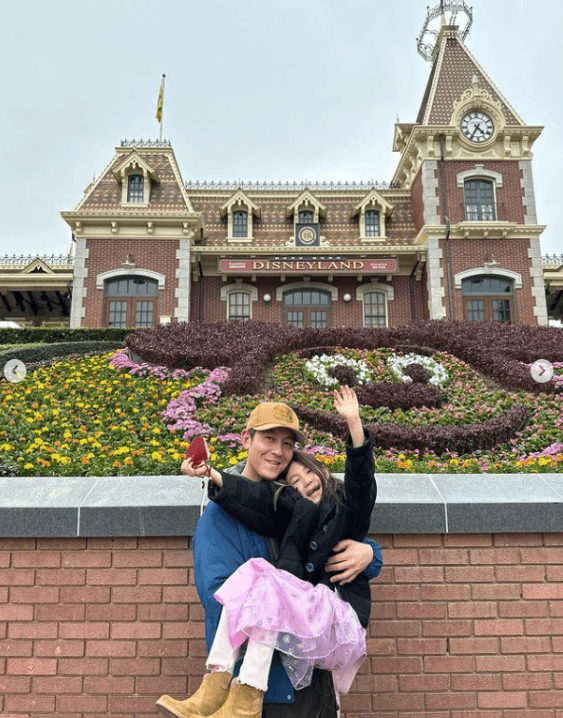 陳冠希也經常帶女兒去主題公園。