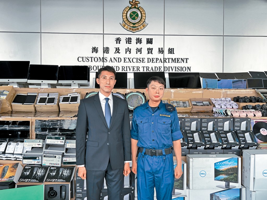 海關有組織罪案調查科特別調查第一組指揮官鄧卓諱（左）及港口及海域科海域行動組署理高級督察陳景鋒講述案情。