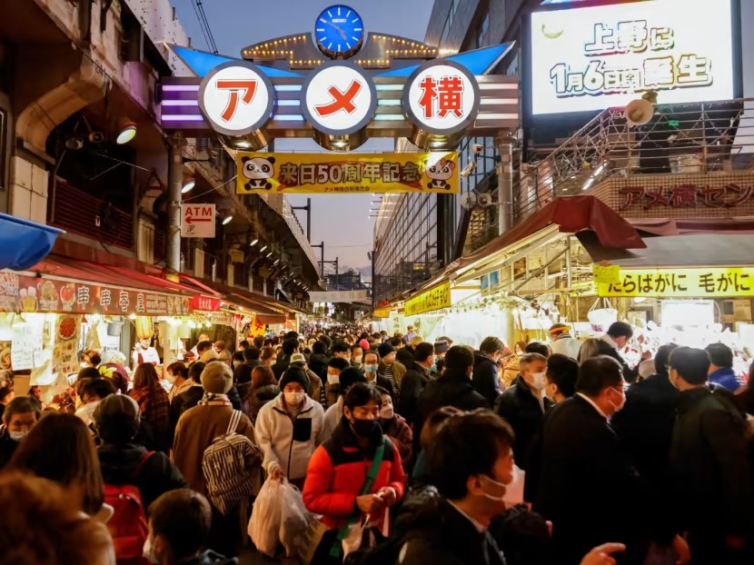 東京阿美橫町美食市場人頭涌涌。路透社
