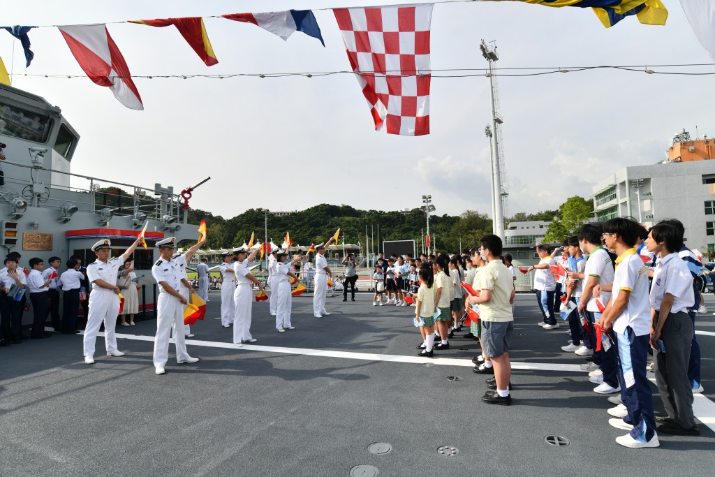 軍艦今日下午率先開放予中小學生參觀。