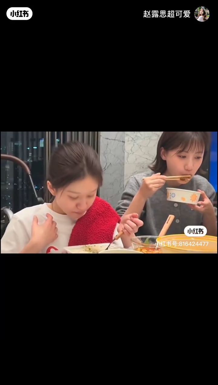 但趙露思用湯匙進食顯得有點困難。