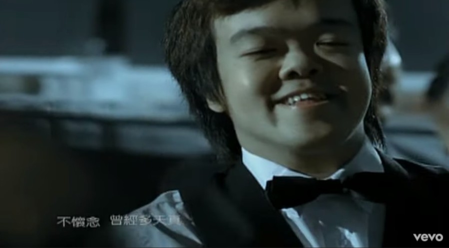 馮德倫曾找小B演陳奕迅《倒帶人生》MV侍應一角。