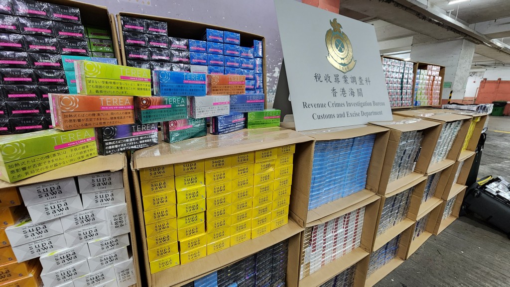 海關指檢獲的私煙全部為日本品牌，盒上均印有日文的健康忠告。