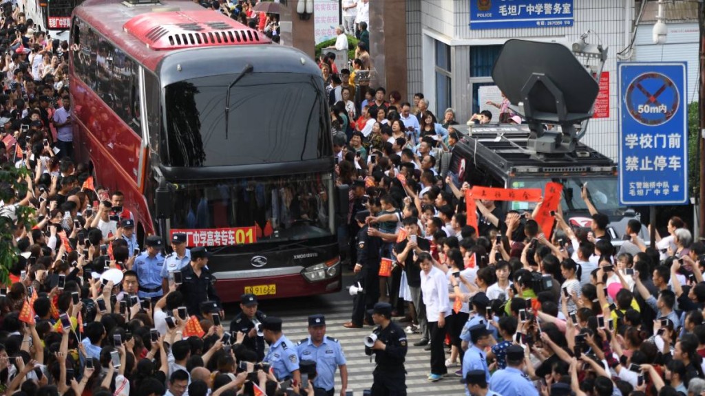 高考今日開鑼各地現壯觀送行，安徽領頭巴車牌「就要錄錄錄」。中央社