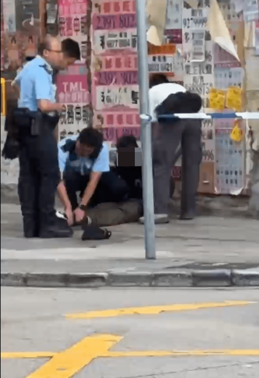 男子被按在地上,有警員協助男子穿回鞋子。Threads@harry._.816 影片截圖 男子被按在地上,有警員協助男子穿回鞋子。Threads@harry._.816 影片截圖