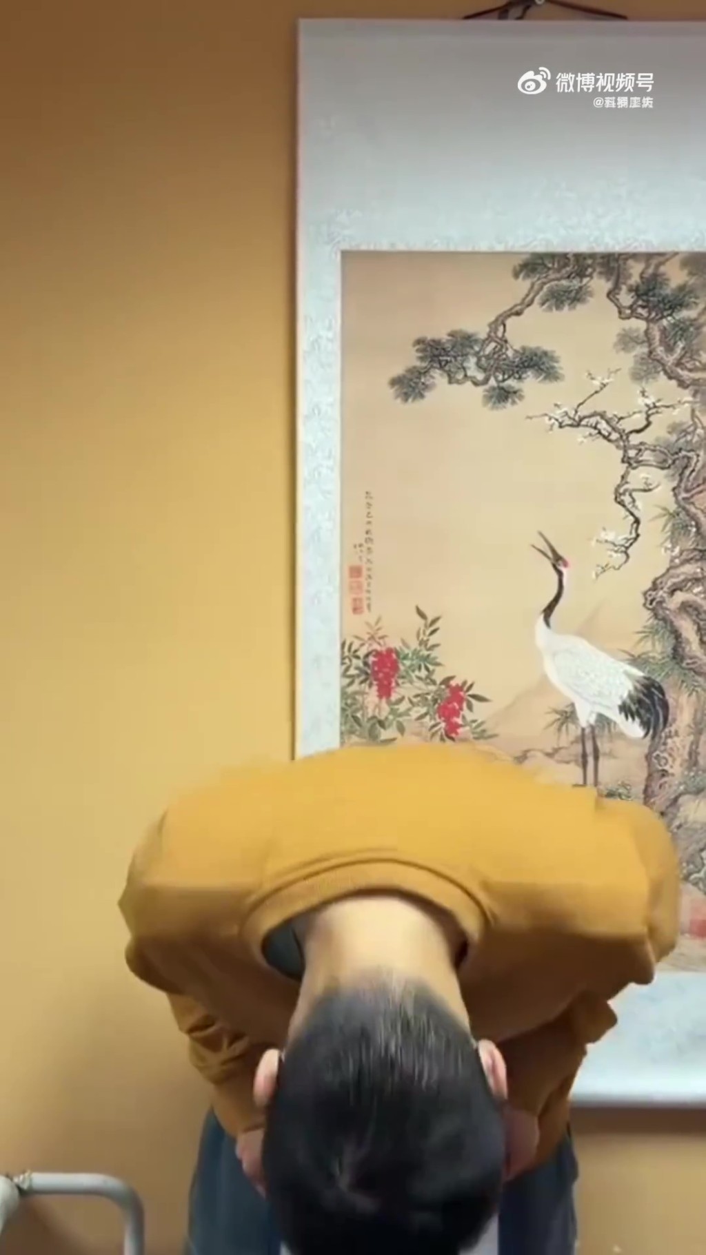 拍片戴墨鏡鞠躬道歉,網民不買帳。 拍片戴墨鏡鞠躬道歉,網民不買帳。