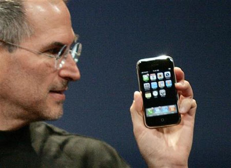 乔布斯形容第一代iPhone是革命性手机，形容将网络浏览器装在手机上，是一场真正的革命。路透资料图