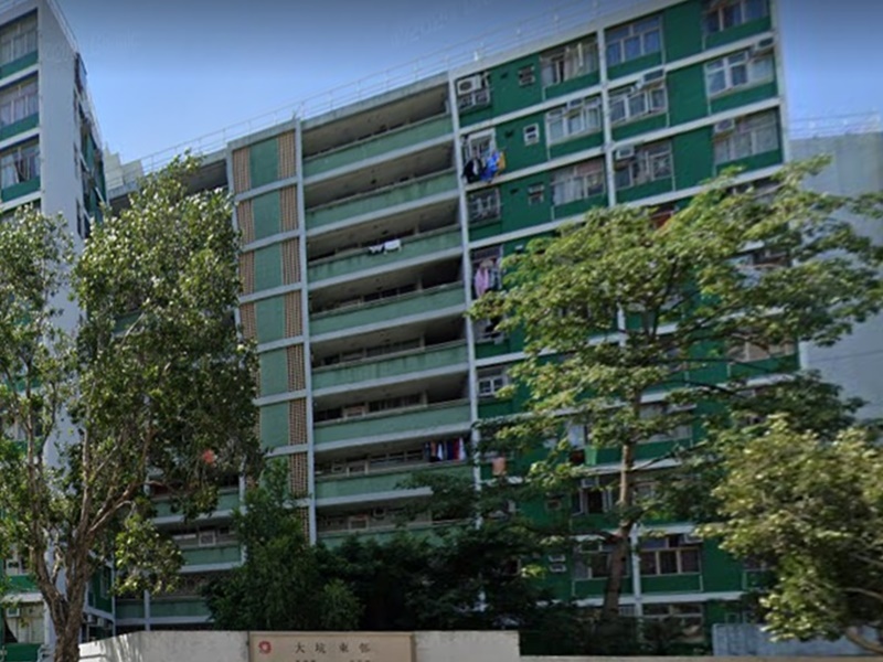男子倒臥在大坑東邨東滿樓對開。網圖