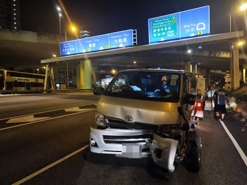 貨Van車頭損毀。黎志偉攝