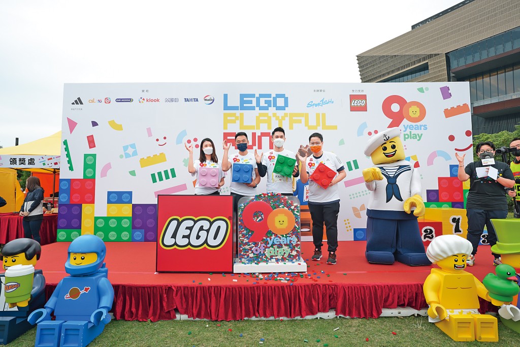 （左起）樂高港澳台區財務經理謝影明小姐、樂高港澳台區行銷總監鄭偉傑先生、樂高港澳台區總經理曾憲文先生和樂高港澳台區高級營運經理杜家賢先生，一起主持開幕儀式和頒獎禮。
