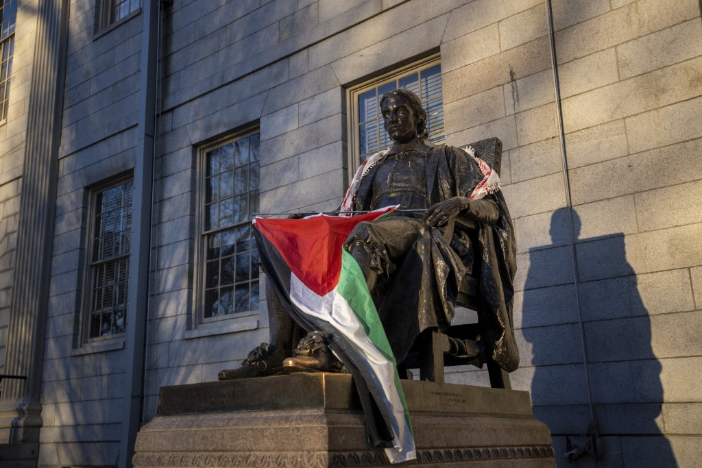 哈佛雕像被巴勒斯坦旗包裹。美联社