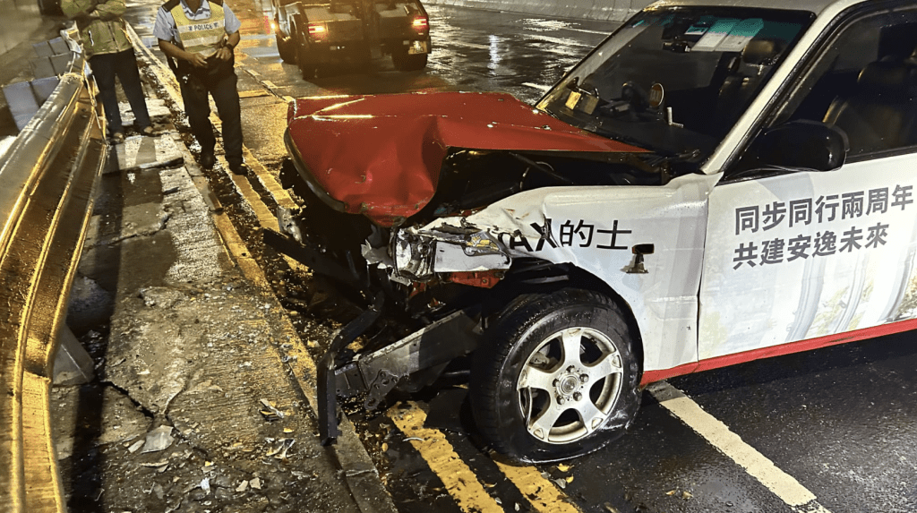 的士車頭損毀嚴重。蔡楚輝攝