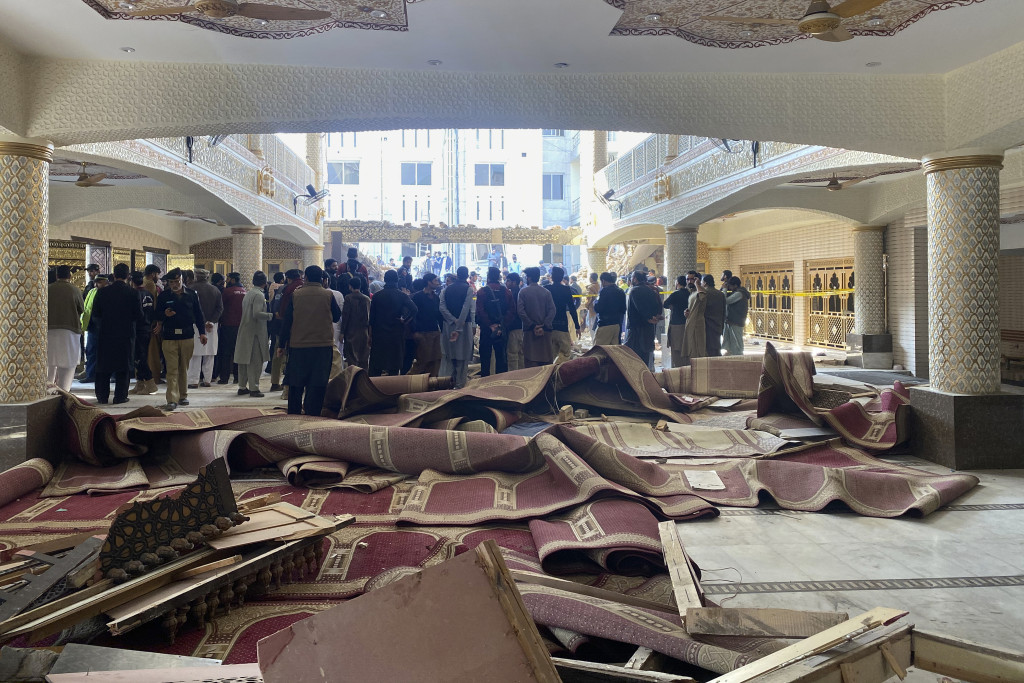 當時清真寺大廳內擠滿400多名穆斯林，當大家排隊祈禱時，突然發生爆炸。 AP