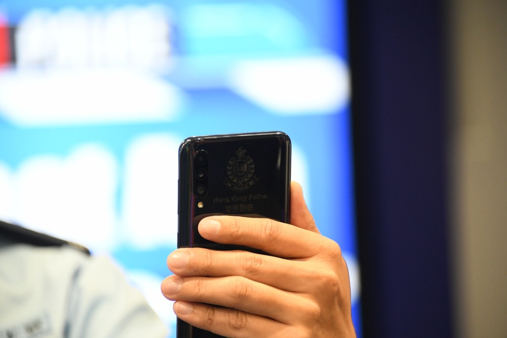 警員使用公務手機「行咇易」程式，公務手機印有警徽雷射標誌。資料圖片
