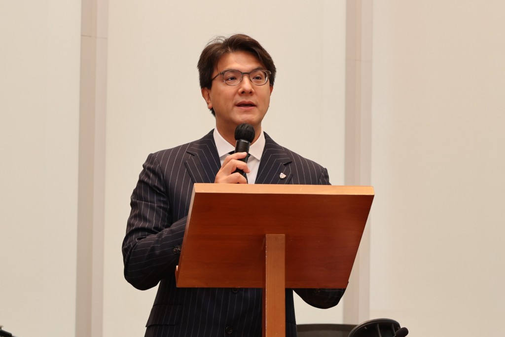 毛樂禮資深大律師在「涉外律師香港培訓班」開班儀式上致辭。