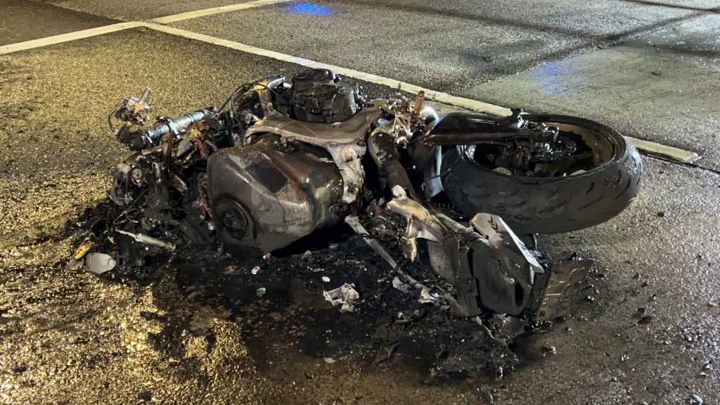 電單車燒成廢鐵。