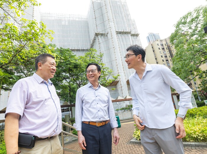 韋志成日前到訪怡閣苑了解維修進度。韋志成網誌 韋志成日前到訪怡閣苑了解維修進度。韋志成網誌