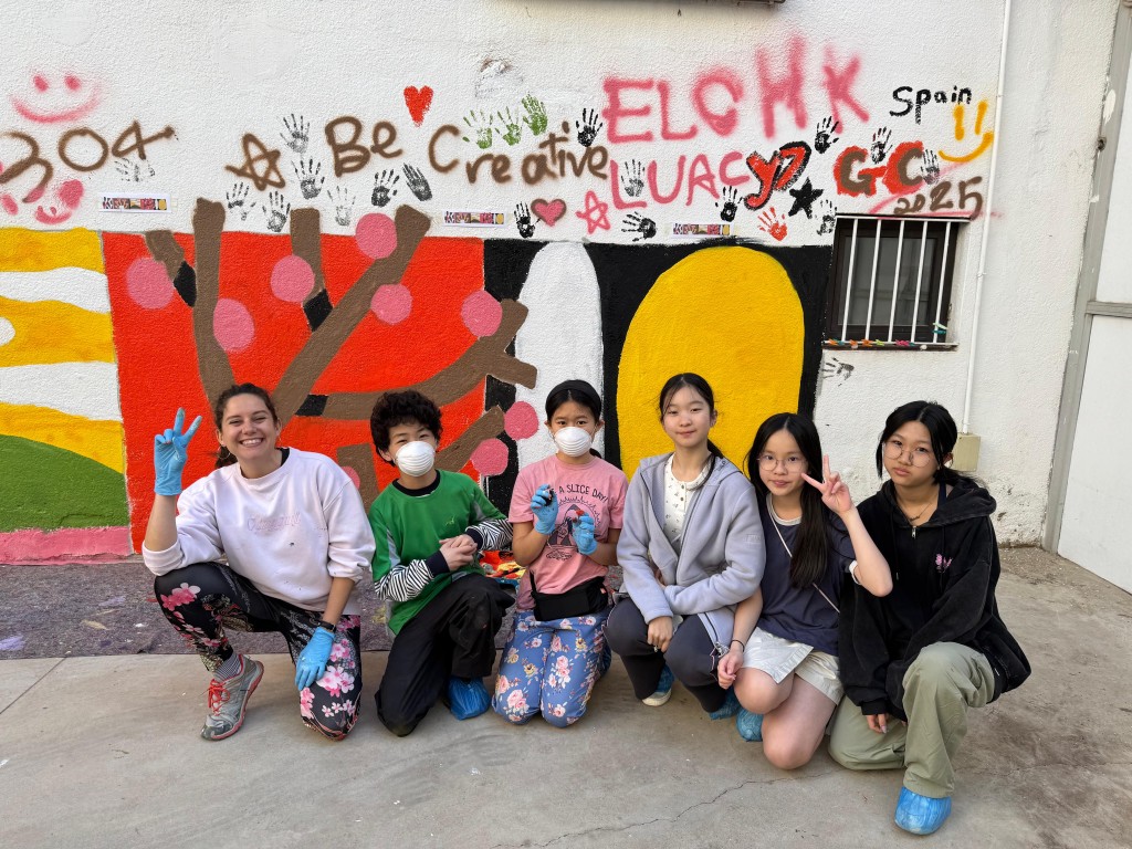 學生在西班牙全球教室中,除參觀畢加索博物館,更有機會當地畫家共同繪製壁畫和深入交流。 學生在西班牙全球教室中,除參觀畢加索博物館,更有機會當地畫家共同繪製壁畫和深入交流。