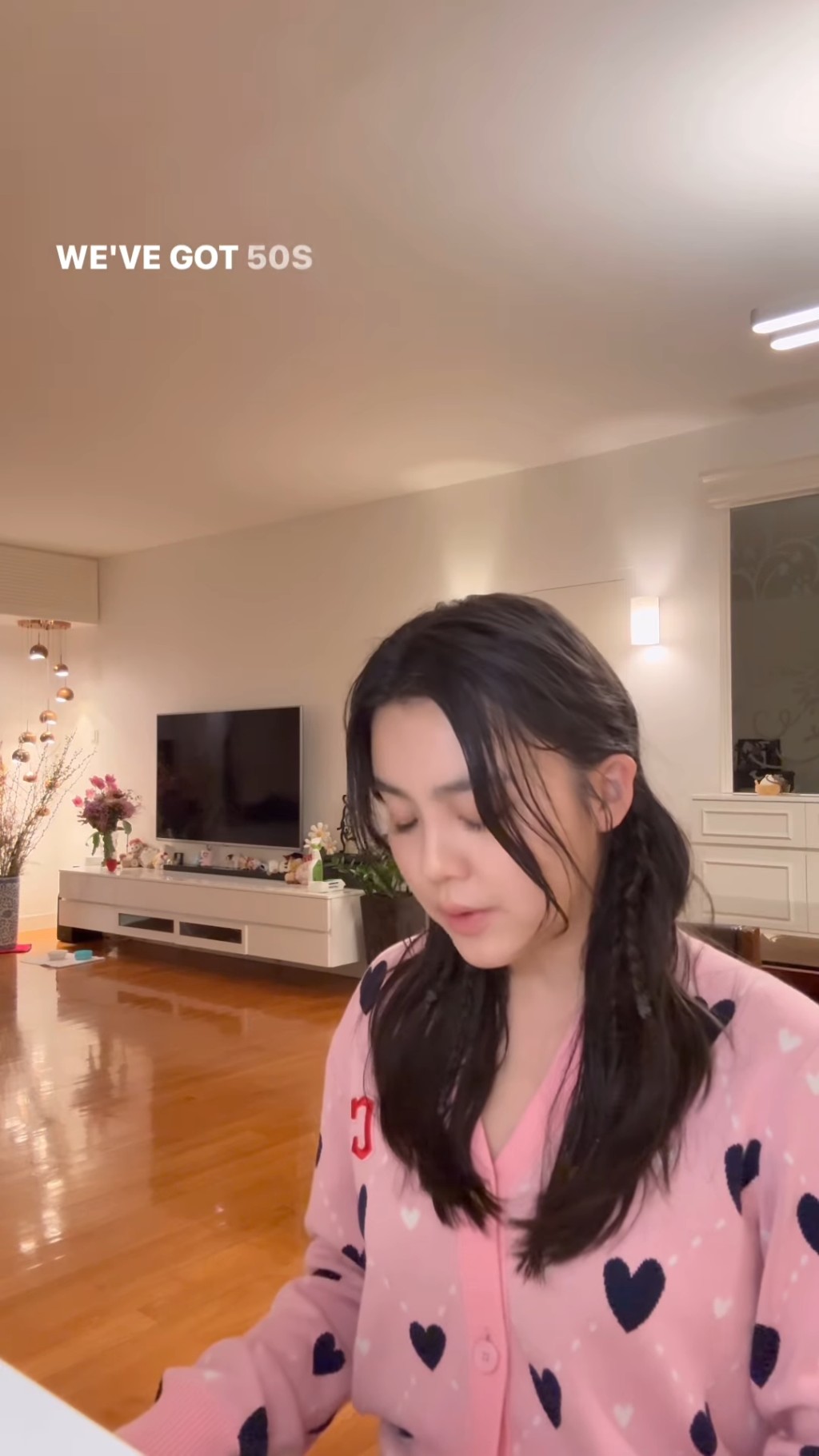 姚焯菲家中客廳樓底極高,空間十分寬敞並採用木製家具為主色調,身後設有白色電視櫃,櫃上放有花束及各種迷你卡通玩偶,裝潢相當舒適別緻。 姚焯菲家中客廳樓底極高,空間十分寬敞並採用木製家具為主色調,身後設有白色電視櫃,櫃上放有花束及各種迷你卡通玩偶,裝潢相當舒適別緻。